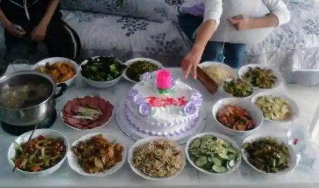 母亲进城陪我过生日,吃饭前去厨房拿碗,再上桌时我摔碗而出!