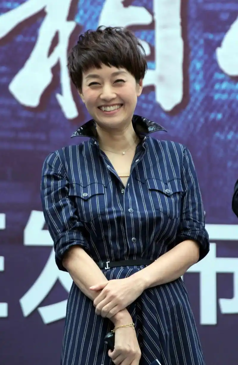 马伊琍放肆大笑也太可爱了吧,眼睛笑成了两条弯弯的月牙,露出小虎牙