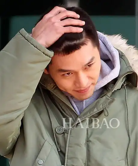 相对比前面几位,玄彬欧巴有些害羞了,不知道是不是不满意自己的寸