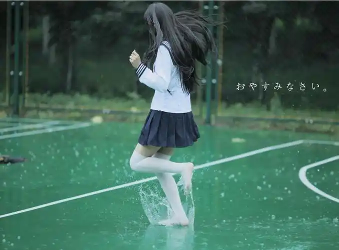 身着单衣的少女轻踩水面:《踩水》