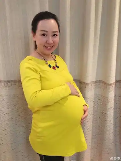 童星关凌怀二胎晒大肚照 孕肚大如篮球(组图)