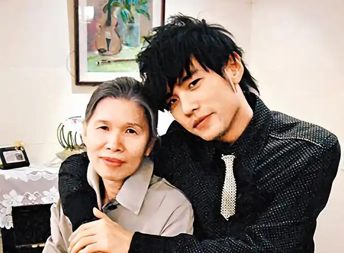 周杰伦晒妈妈叶惠美近照,68岁穿扮时尚年轻,双臂雪白如玉很抢眼_母亲