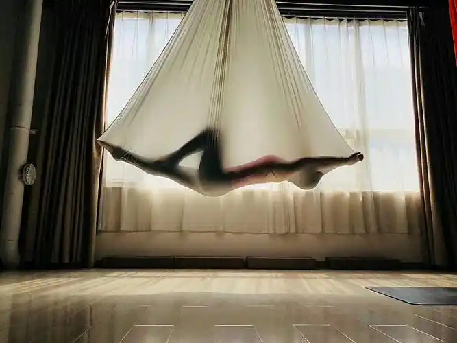 注意事项:以下人群不适合练习空中瑜伽 1:患有心脏病 2:高血压.