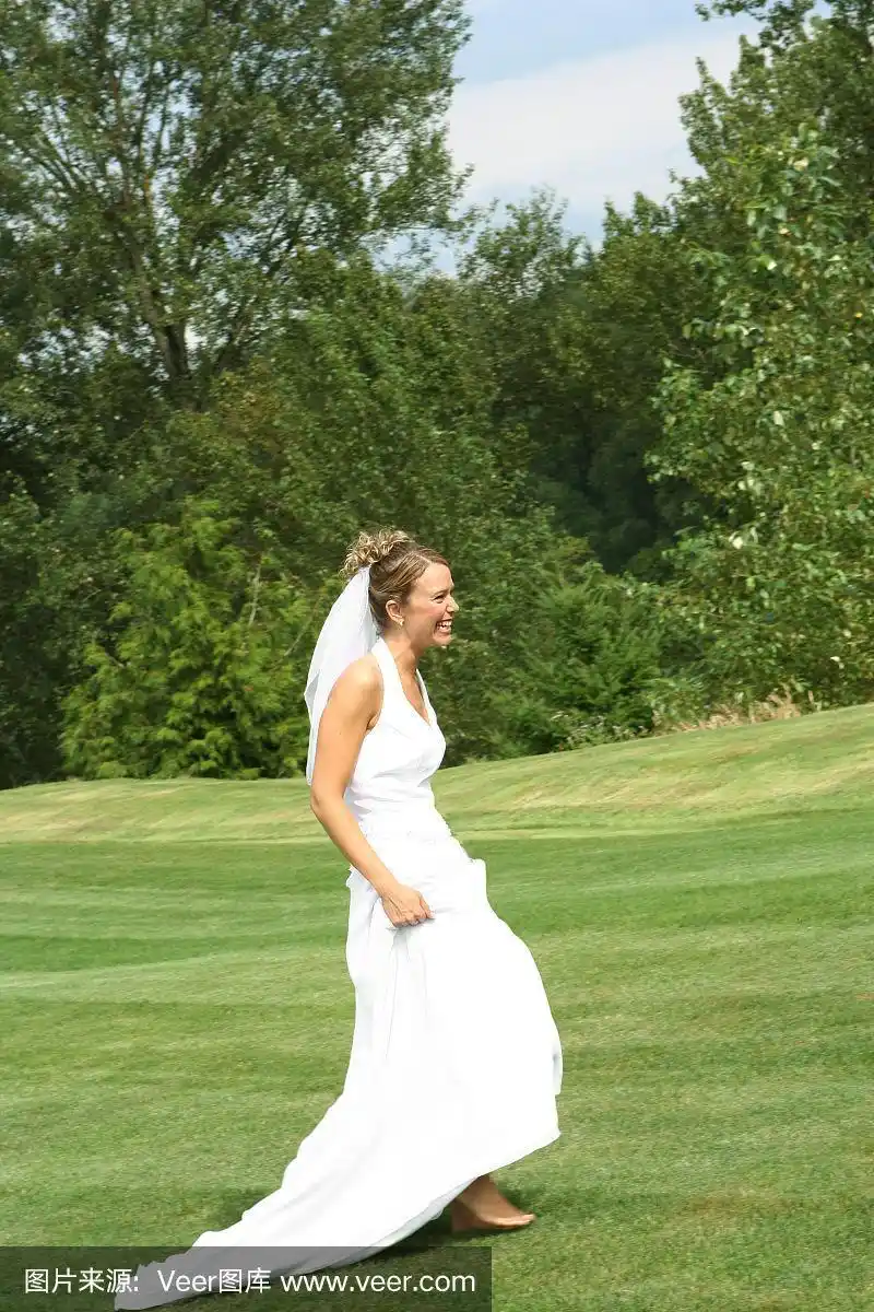 新娘微笑着赤脚走路