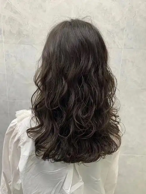 小姐姐们喜欢的发型慵懒来蓬松针显发量秋冬季节必烫发型之慵懒卷@薯