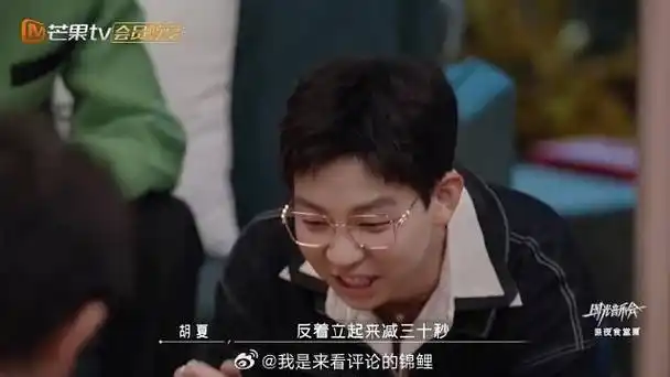 田震扔瓶子扔到崩溃 对手看着都着急,太搞笑了