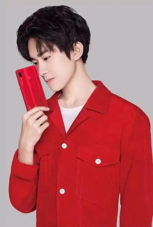 易烊千玺用一张图打了好几个广告,粉丝:这几家广告商是"易家人"_手机