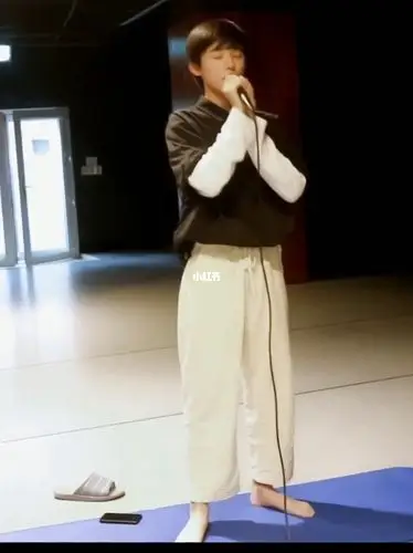 我怀念的光脚练习室版本|宋亚轩_宋亚轩_娱乐_明星娱乐资讯