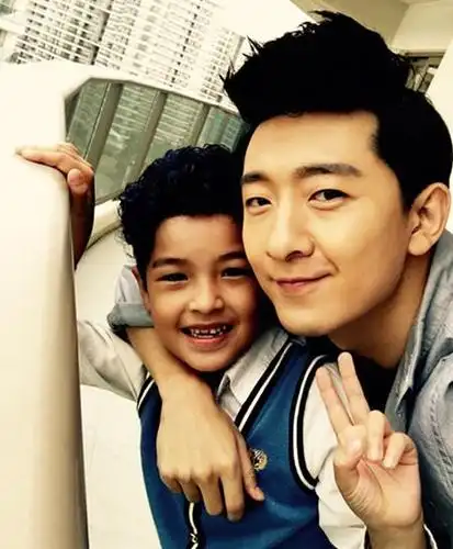 【图】神犬小七陈思成与苗驰上演父子档 萌娃家庭背景曝光