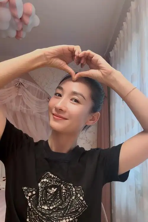 你们要的在头顶比心的自拍,只是为什么是在头顶比心呢,本来就不会自拍