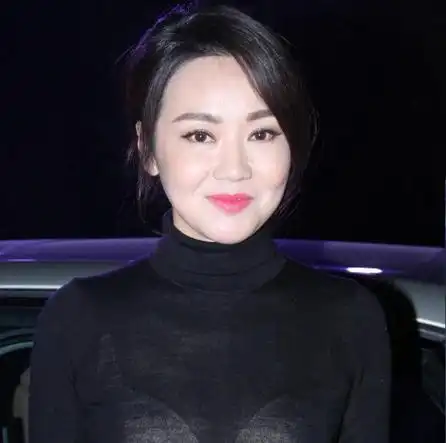 网友晒闫妮素颜近照,皮肤光滑,一点都不像47岁的人!