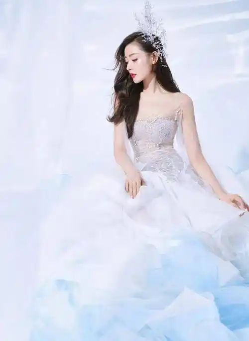 张天爱cos"美人鱼",穿白色亮片鱼尾裙,仙气又妖娆_的设计_时尚_身材