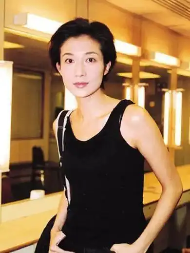 成龙罕见搀扶林凤娇秀恩爱,能与林青霞比美的她,终于不再隐忍