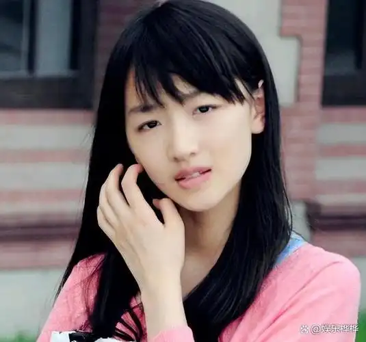 怪不得周冬雨会被张艺谋相中,看完周冬雨高中时的照片,太水灵了