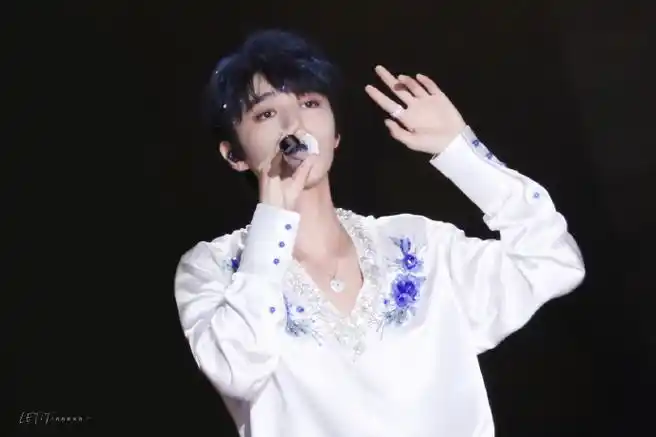 内娱明星神仙发色#必须有王俊凯神仙蓝发妥妥的蓝发王子照进现实!