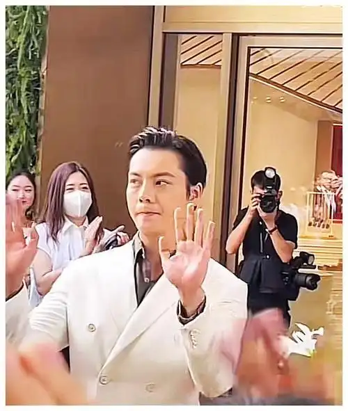 换发型导致颜值骤降?背头男子惨遭丑化,郁闷至极|陈伟