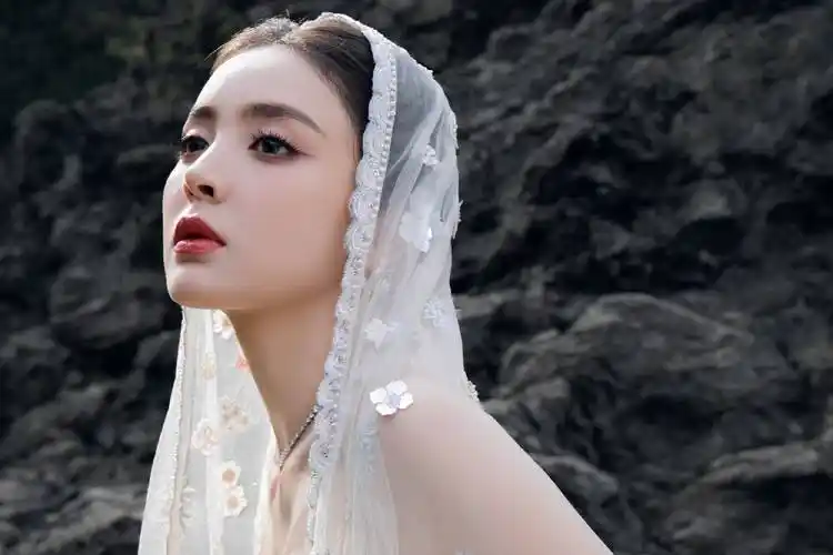 抹胸长裙 若隐若现 迷死个人 古力娜扎那无法抗拒的诱惑!