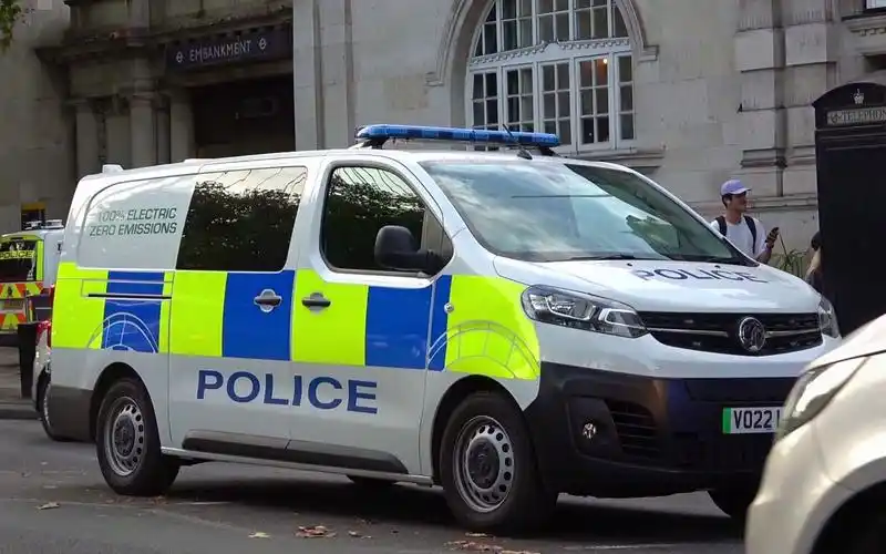 英国全新沃克斯豪尔vivaro纯电警车出警