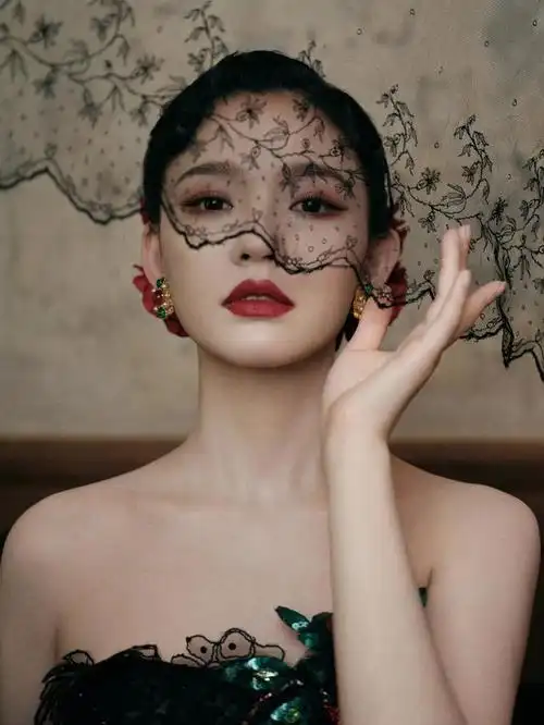 美女演员林允今日时尚芭莎红毯造型图率先出炉啦!复古美神啊!