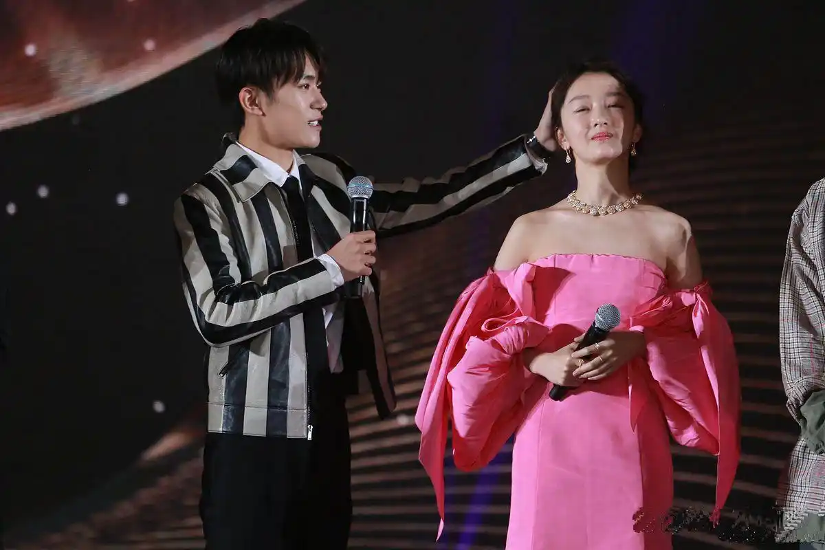 周冬雨和易烊千玺的"摸头杀"