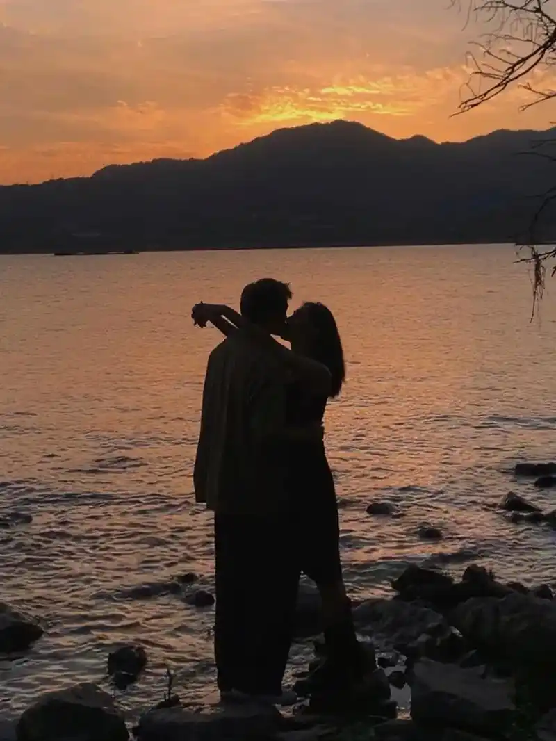 情侣拍照91落日氛围感 不露脸拍照姿势."爱在黄昏日落时"  - 抖音