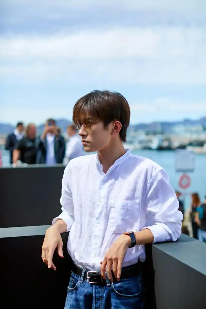 少年感 #易烊千玺#白衬衫#帅炸了   最后一张每次看到都 - 抖音