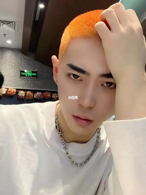 很潮 很酷 希望大家想染的时候已经想好了橙色寸头要搭配什么颜色的