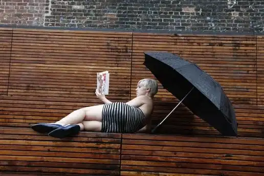 纽约女孩街头裸体号召读书