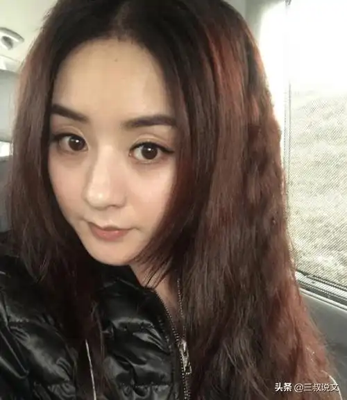 其实我们可以看到,不管是素颜照还是生图,赵丽颖的妆前妆后其实变化不