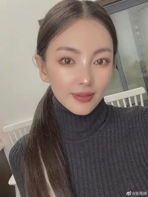 张雨绮晒怼脸自拍 眼神温柔颜值超能打
