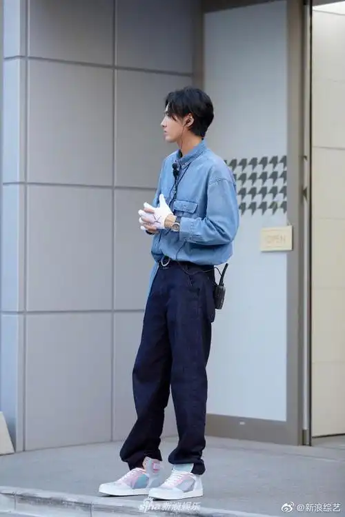 青春美少年!吴亦凡晒新节目穿搭 盐系牛仔风简约随性