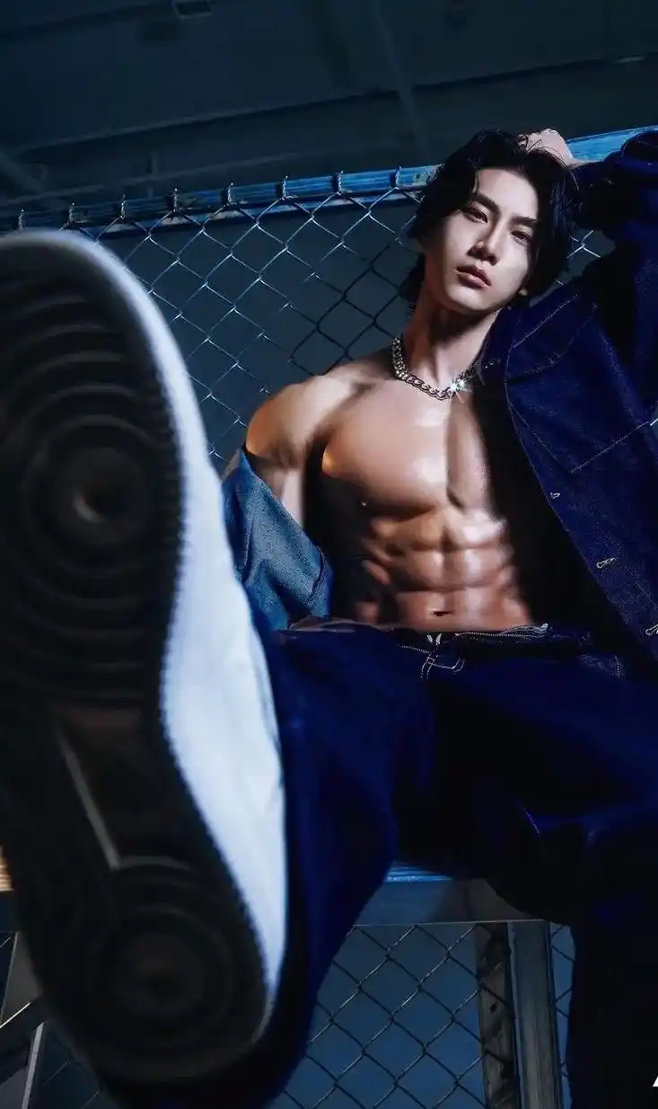 宝藏男孩 主页帅哥更精彩.#肌肉男 #腹肌 #帅帅的大男孩  - 抖音