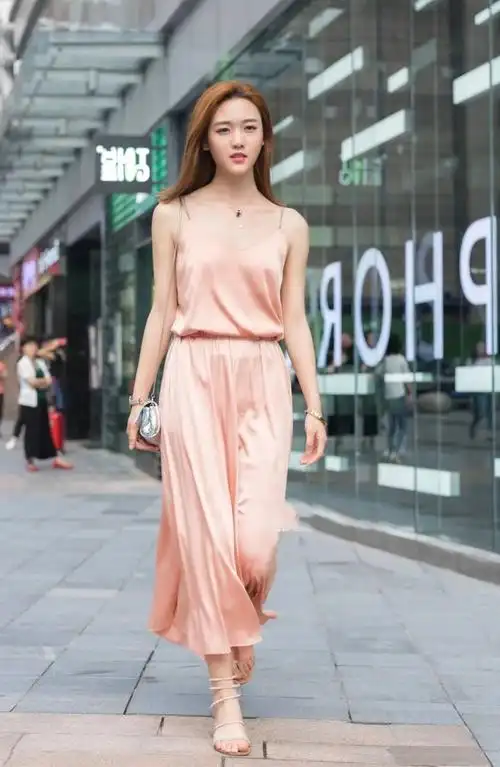 虽然整体的装扮很简单,可是小姐姐全身的配饰也起到了点睛之笔.