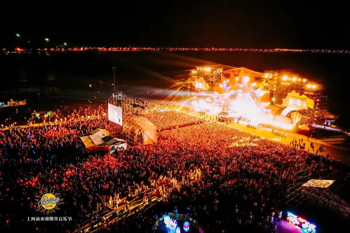 华晨宇上海滴水湖音乐节航拍图来了!现场红海壮观如演唱会