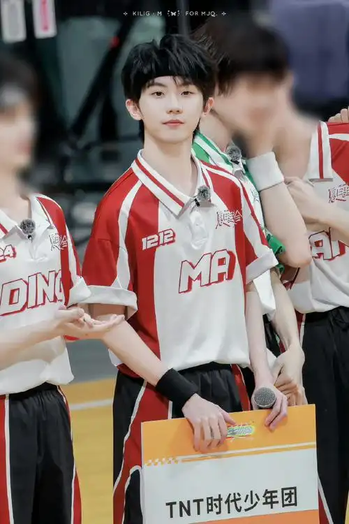 马嘉祺戴发带谁来懂一下    #tf家族运动会##马嘉祺运动会举牌