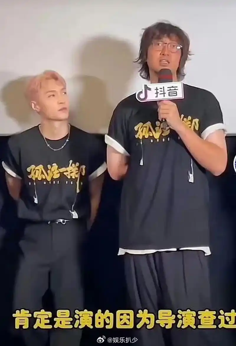 张艺兴和王传君这个身高喜欢啊也太让人震惊了,一时之间分不清谁谎报