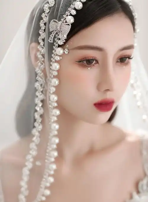 轻奢款时尚新娘造型自然清淡的底妆搭配华丽的头纱