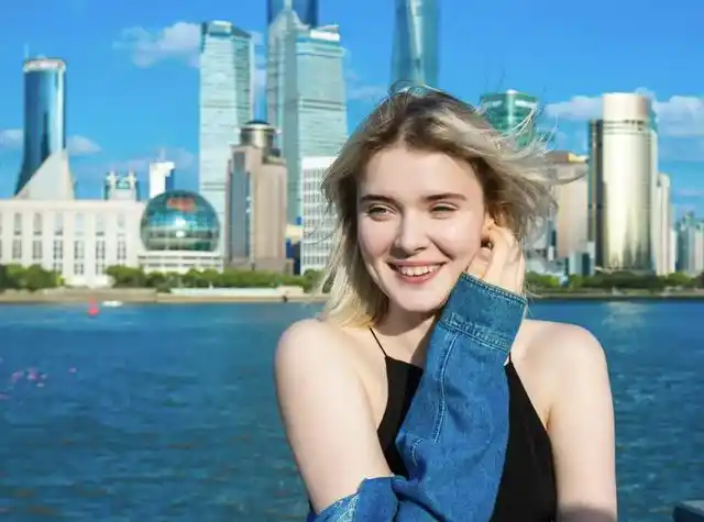 除此之外,俄罗斯政府为了能让当地更多的美女嫁人,允许外国人和当地