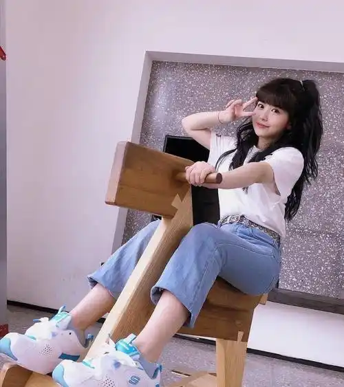 赖美云玩木马拍照,白t恤配牛仔裤休闲大方,扎着马尾辫很可爱_身材_小