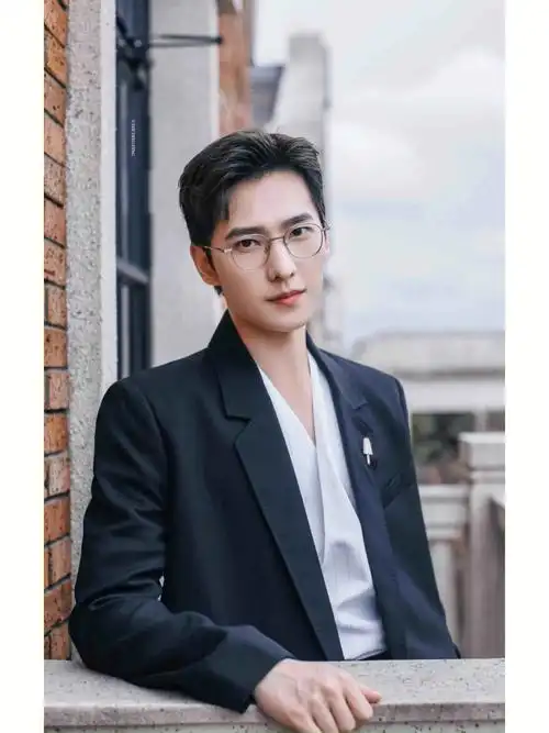 戴眼镜的杨洋真帅