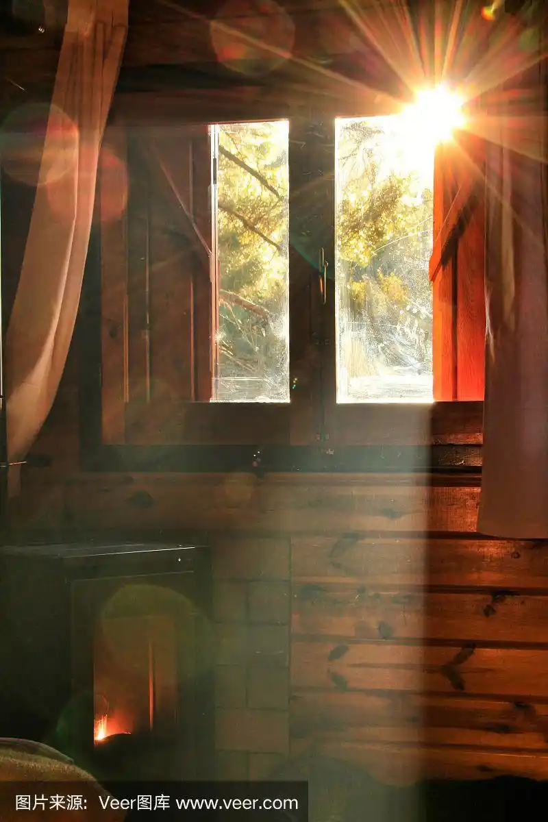 早晨的阳光从窗户射进来