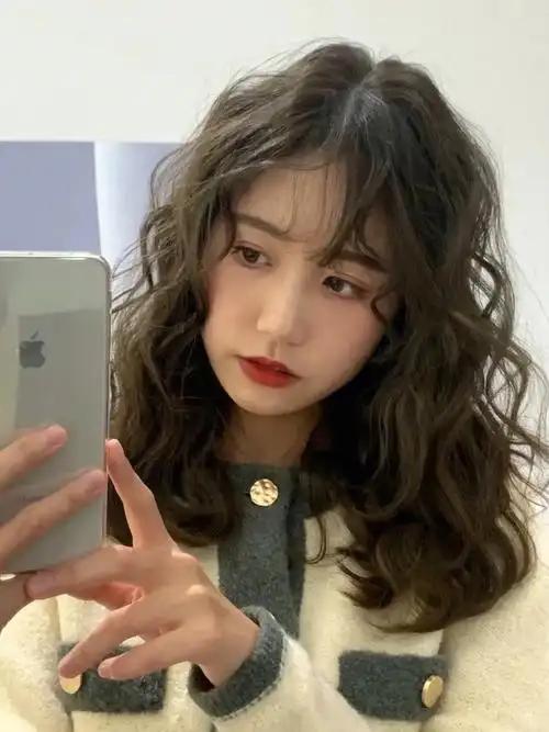 法式烫发羊毛卷烫发蛋卷头显白发色