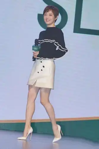 37岁孙俪真敢穿!毛衣搭配a字裙大长腿惹眼,踩恨天高实力抢镜