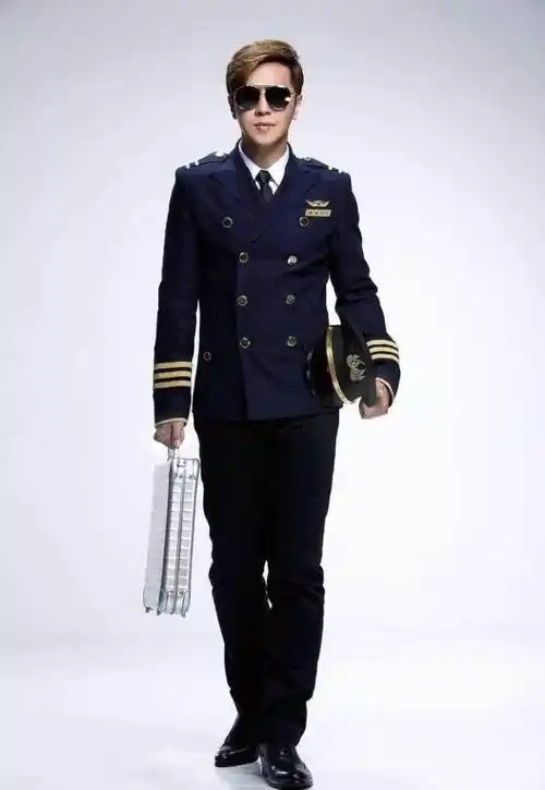 张艺兴和白敬亭都穿机长制服,谁的样子比较帅_感觉_穿着_帽子