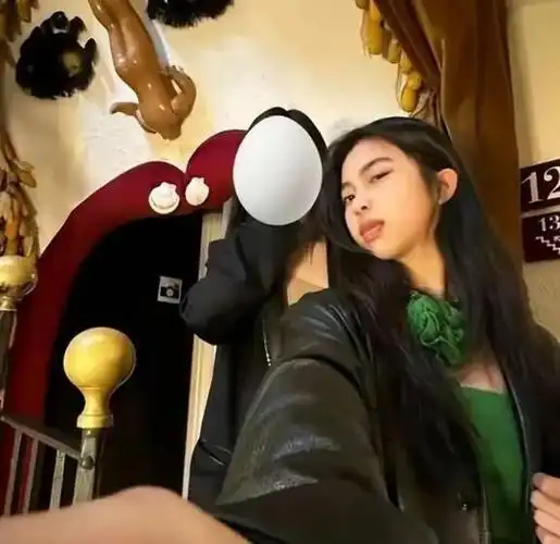 王菲女儿李嫣近照曝光嘴唇疤痕全消失气场强大身材高挑