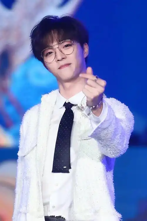 笑容真的杀到我,可盐可甜陈立农,期待五月新专辑