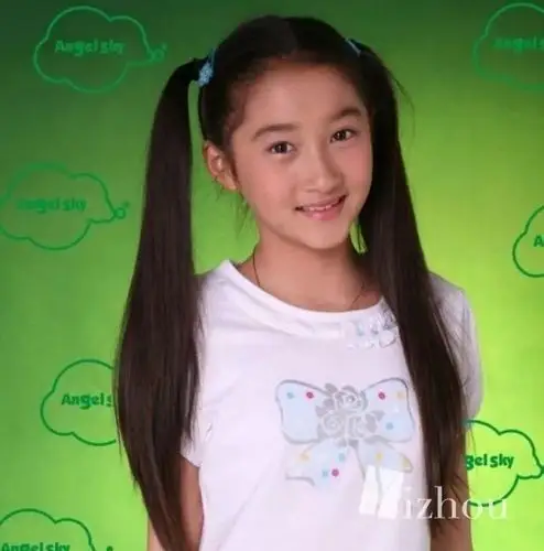 不过看到这张照片还是惊了一下,脸上肉肉的关晓彤妹子好可爱哦!