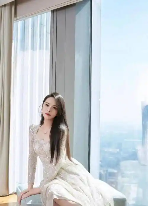 伊能静携女儿回娘家被拍,一身几十万行头太时髦,米粒大长腿抢镜_线条