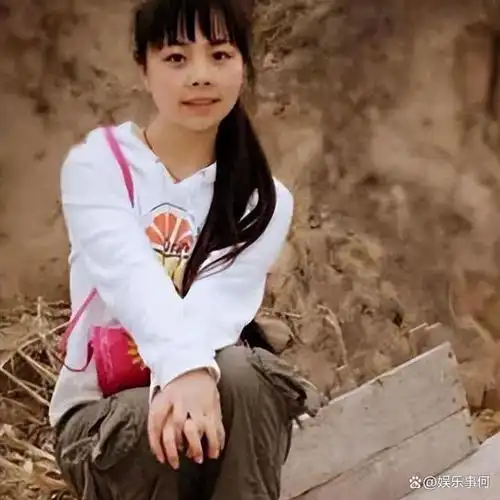 她终于在12岁那年得以接受教育,尽管家境拮据,但家人不愿意让她的天赋