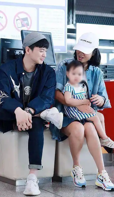 原创朱丹和老公孩子同框穿牛仔装休闲又清新老公在一边挺悠闲